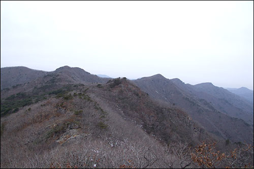 겨울과 봄이 교차하는 계절이라 추월산의 색도 무어라 표현하기 어려운 기운에 서려 있습니다. 